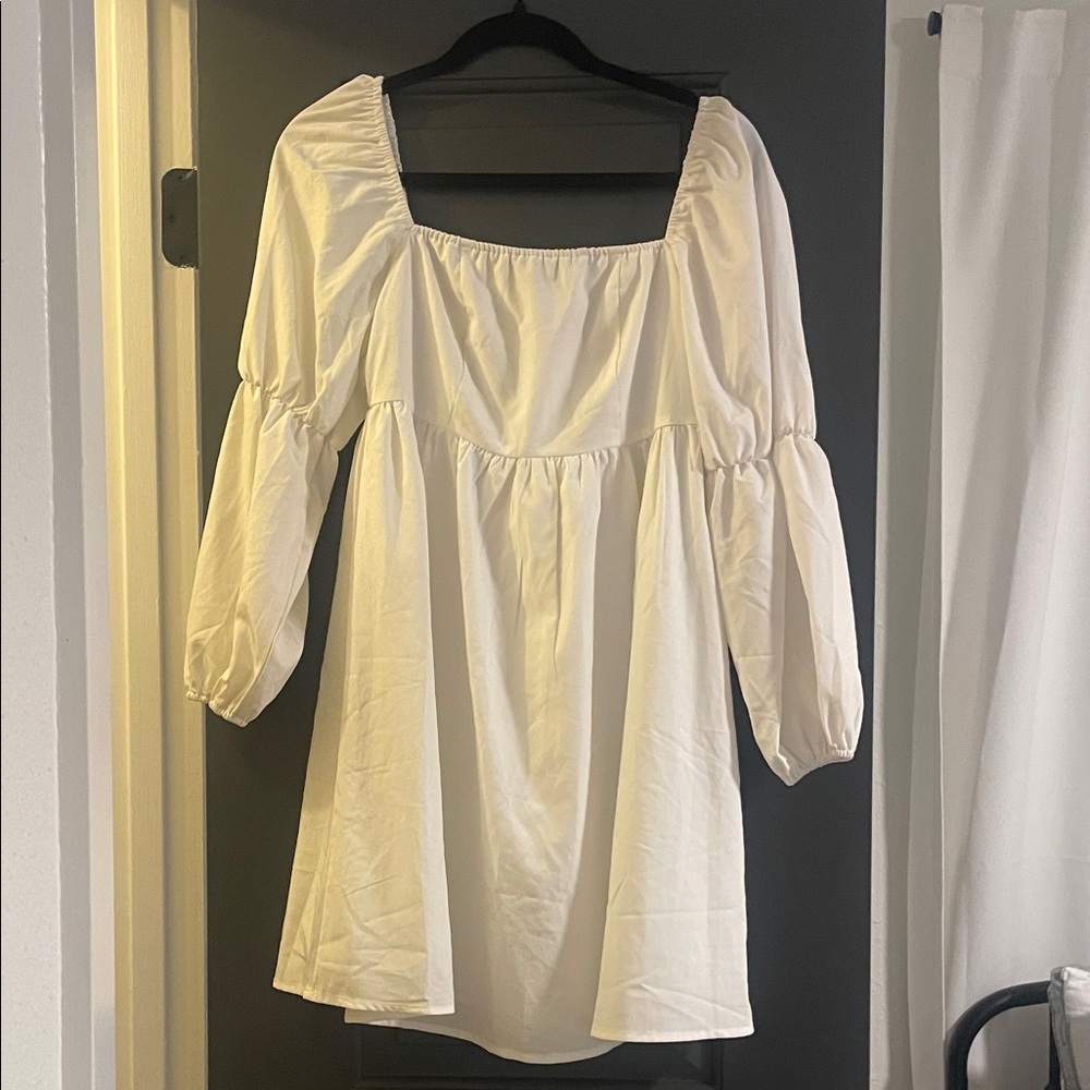 Chic White Mini Dress with Square Neckline